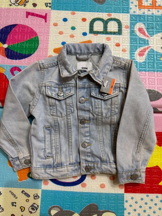 Vând geaca de blugi copii nouă
