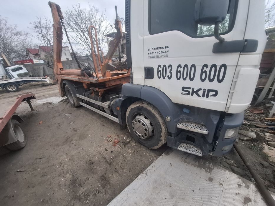 Man 18,250 abrollkipper cu lanțuri pentru containiera container moluz moloz skip  18 tone recent adus