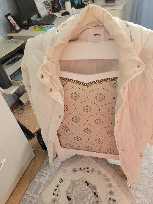 Куртка, белого цвета, осенняя.