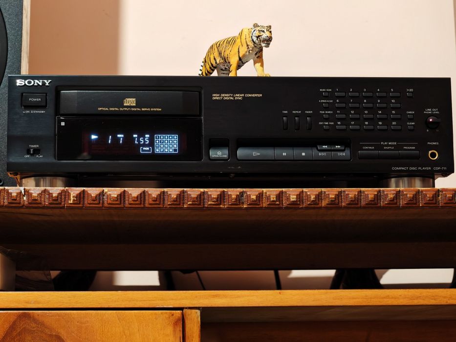 Sony CDP-711. O piesă de top. Date tehnice mari. Ca nou ! Preț fix !