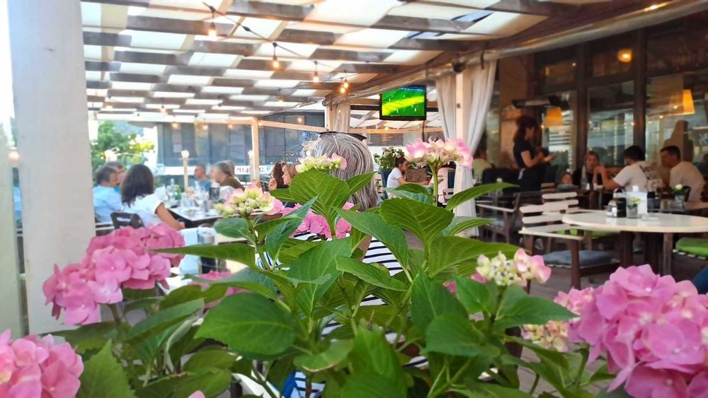 Дава се под наем Заведение в Поморие - 187 кв.м за 12750 € - Снимка #1