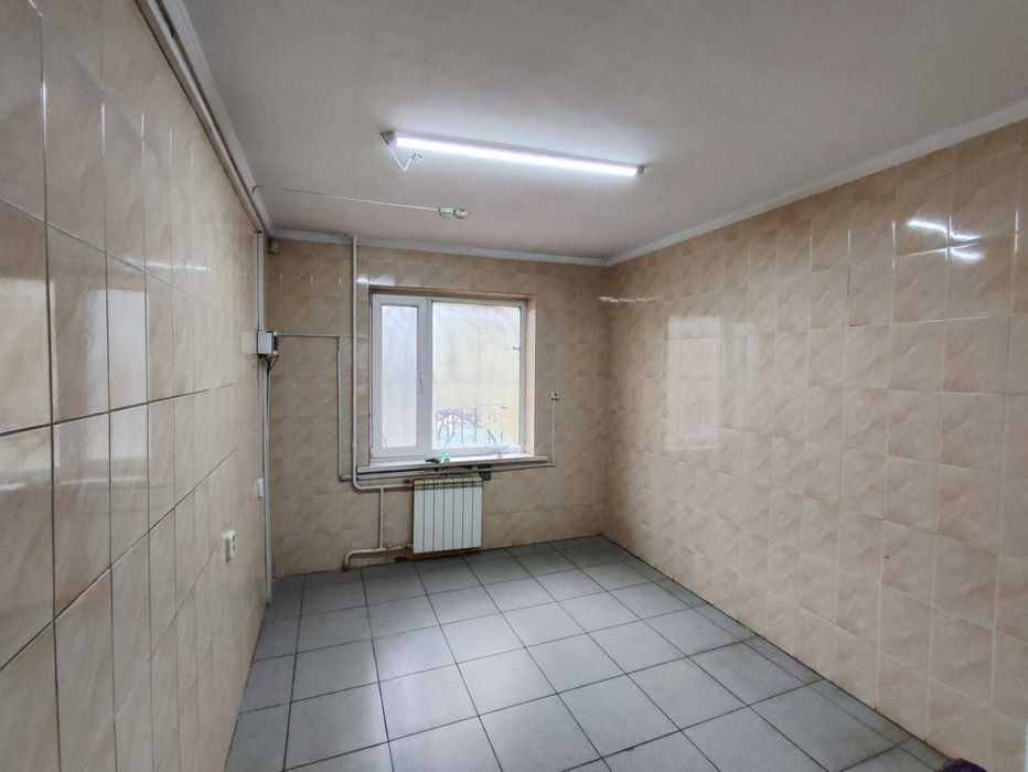 Напротив ТД Бакалея, 42 кв.м.