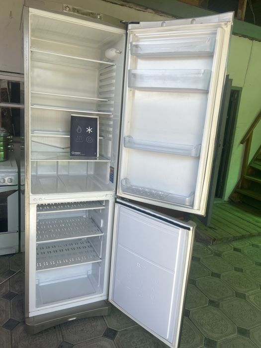 Холодильник LG. Компьютерный стол. Швейная машинка