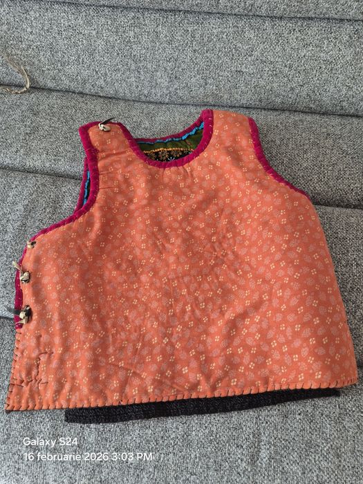 Pieptar traditional cu margele de vanzare.