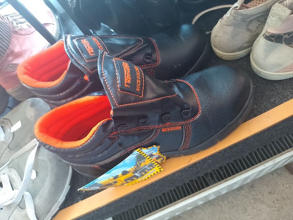 Vând bocanci de lucru