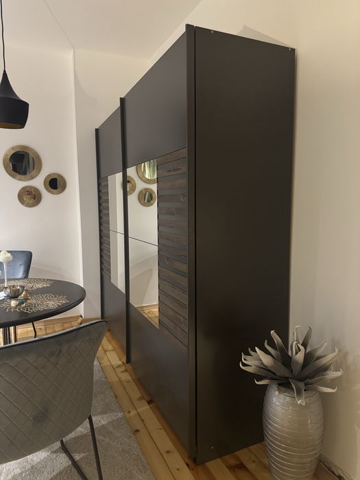 Двукрилен гардероб