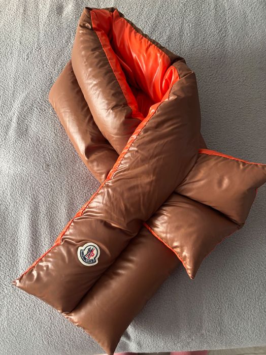 Fular Moncler, nepurtat, nou