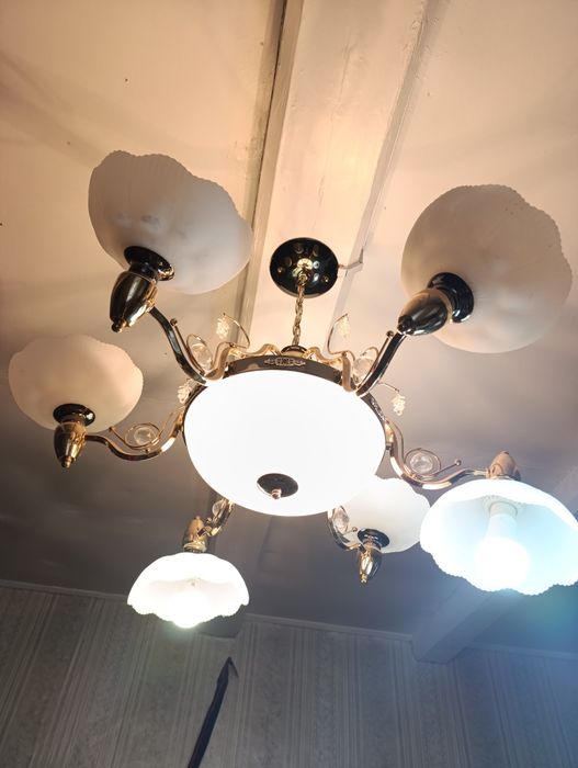 Продам люстры три разные