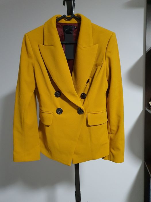 Costum elegant/casual,de designer,model rosu pe interior;