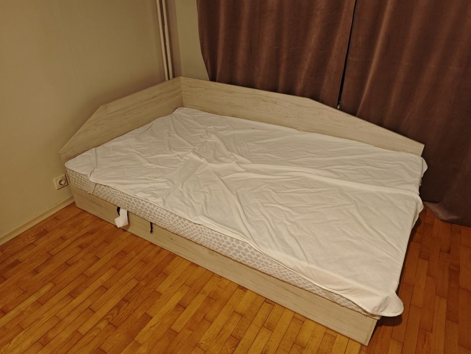 Легло с повдигащ механизъм.