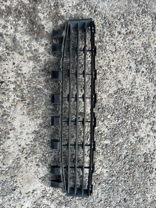 Vând 2 bări spate Megane 2 hatchback și o bara fata facelift avariata