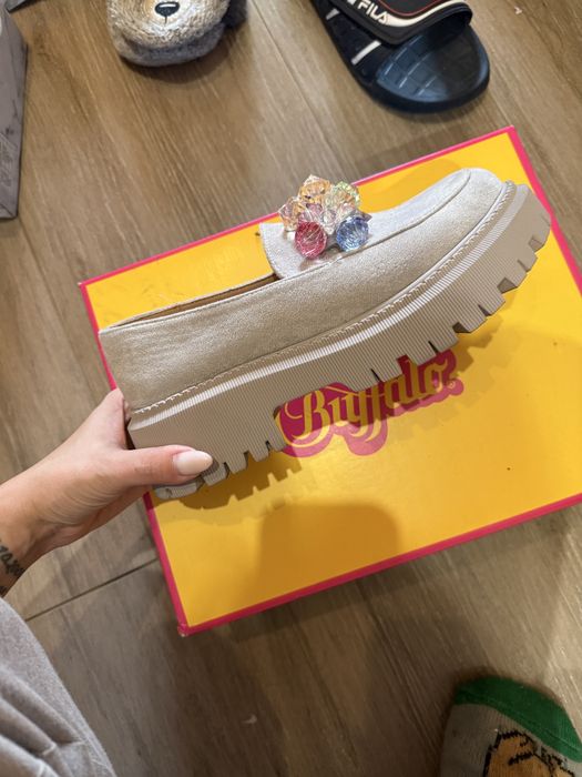 Продавам ежедневни обувки