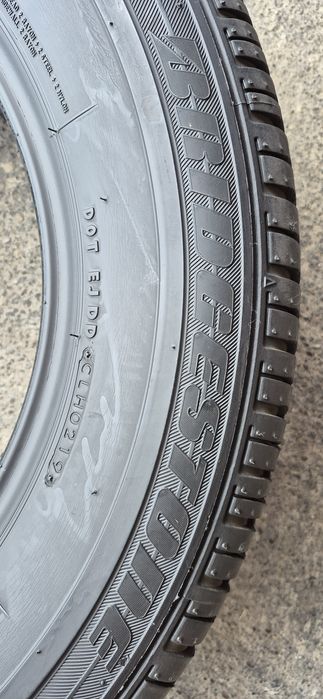 2 anvelope vara Bridgestone 235/60/17.Pretul este pe bucata.