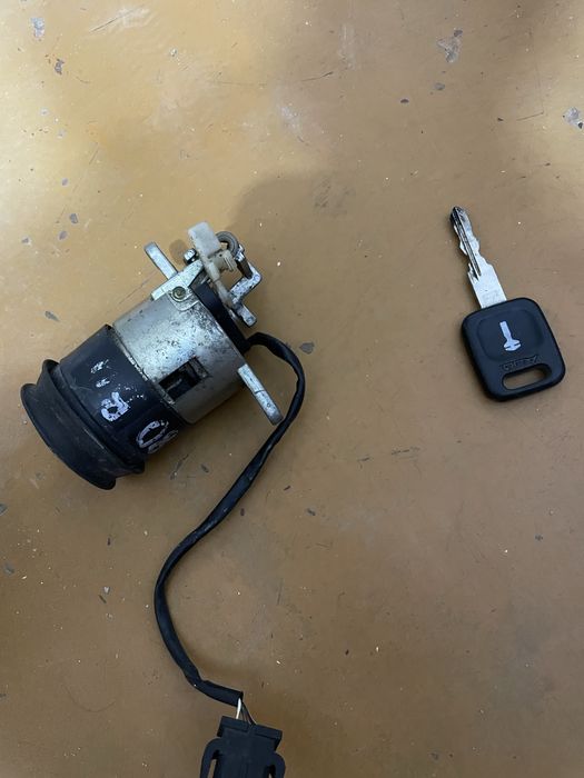 Кнопка багажника ауди 80 б4