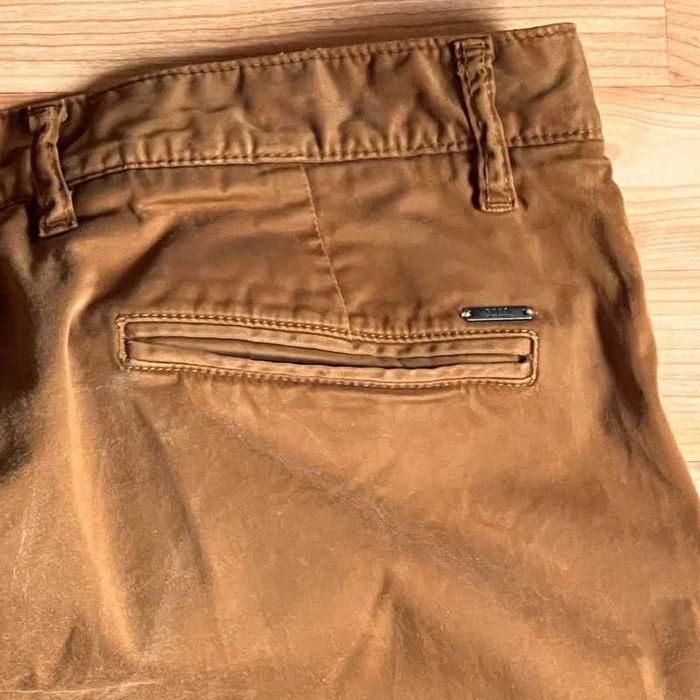 Pantaloni Hugo Boss chino croiala tapered fit maro