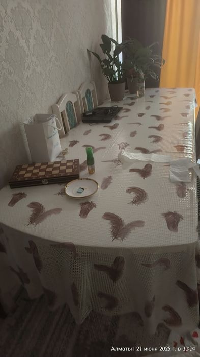 Стол для гостей в гостиную