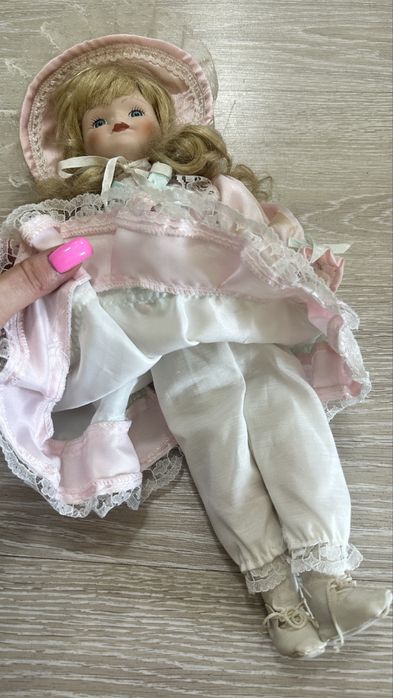 Кукла фарфоровая