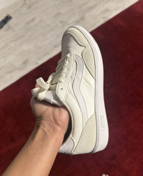 Vans noi cu eticheta