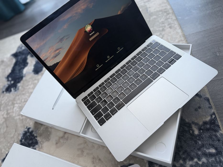 Macbook Air 2019 , La cutie  in stare buna , I5 , 8GB  Baterie ok.