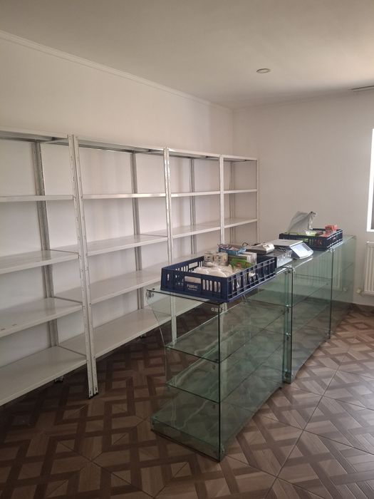 Vindem rafturi și vitrine pentru magazin