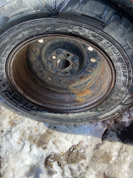 Резина с дискам 245/70 R16 Nokian