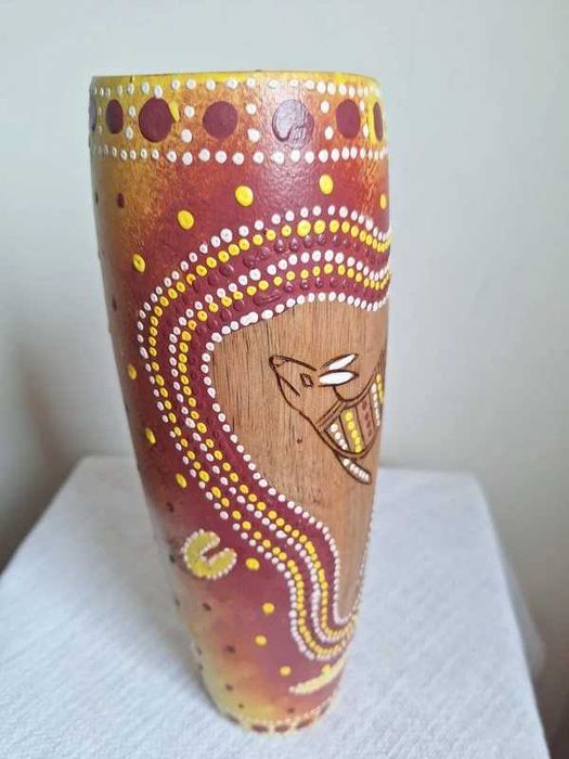 Vază din lemn pictată manual – artizanat Australia, stil aborigen, 27 cm
