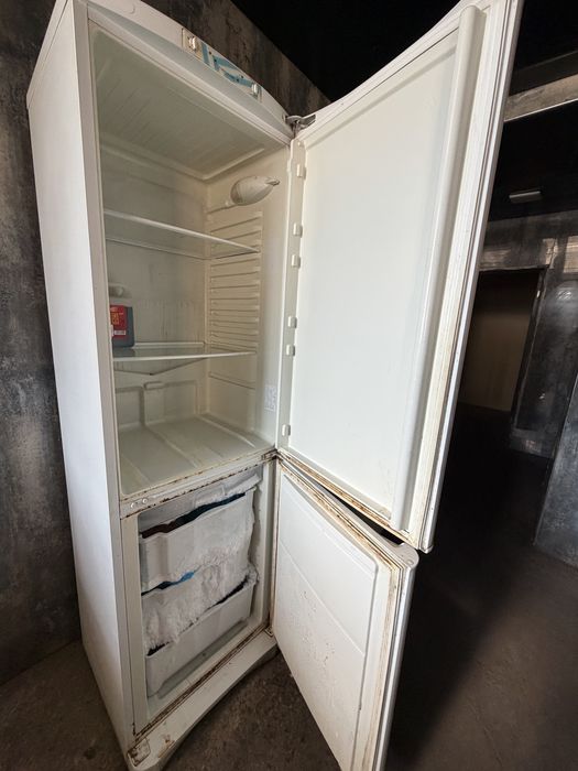 Muzlatkich va katta muzlatgich sotiladi