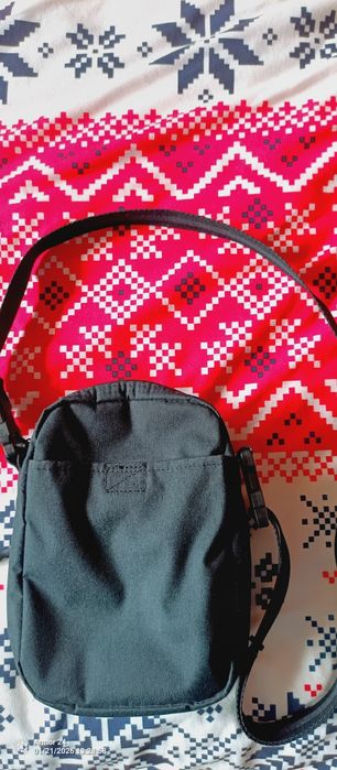 Nike - Унисекс чанта през рамо Elemental с лого - 4 л,Черен