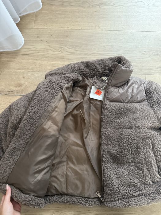 Зимно яке в кафяв цвят.