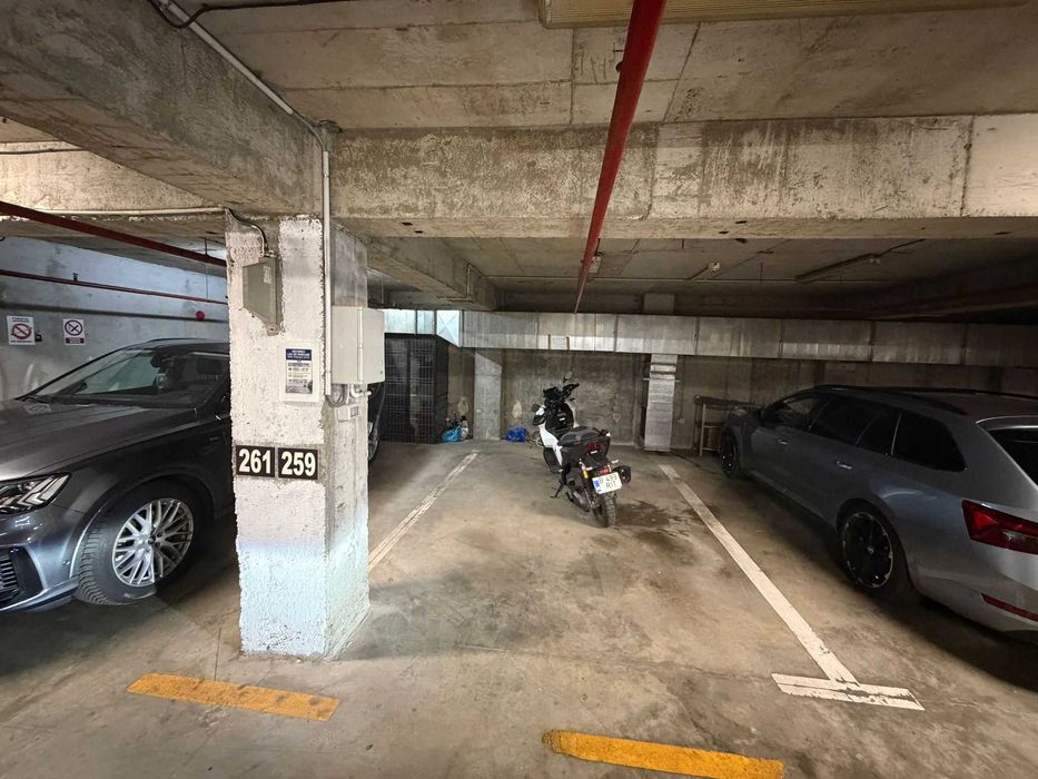 Inchiriez loc parcare cu statie masini electrice - zona Stefan cel Mare