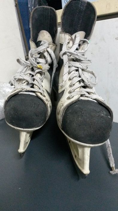 Продава кънки за лед