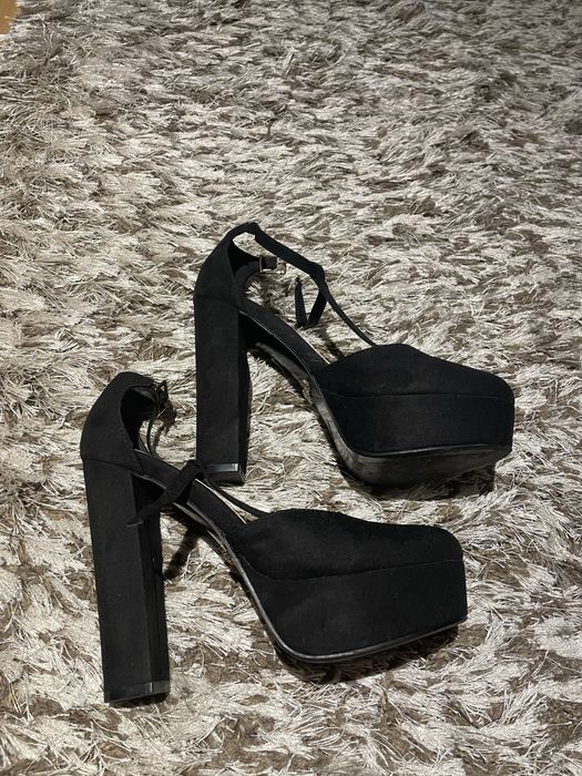 Pantofi negri cu toc inalt si platforma
