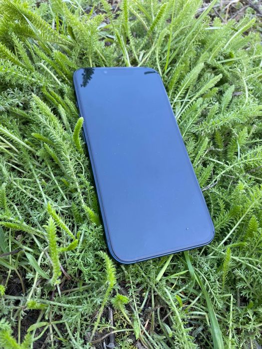 Продам Айфон 13  с гарантий