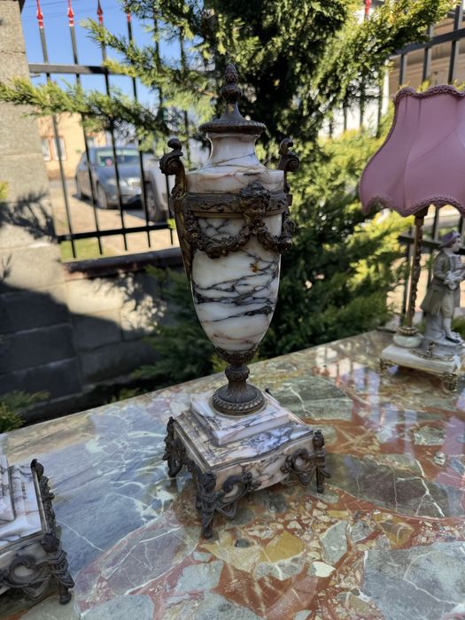 Doua vaze din marmura cu elemente bronz