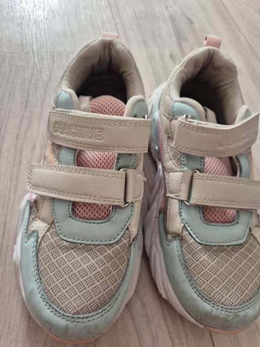 Продам кроссовки на девочку в отличном состоянии