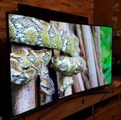 Много висок клас Извит QLED Смарт телевизор Самсунг модел QE55Q7C с уникална картина и One Box приемник