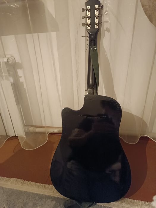 Акустическая гитара