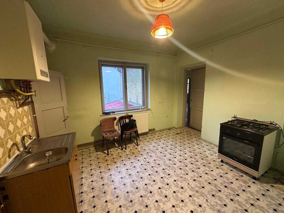 Apartament 3 camere - 95 mp - etaj 1 - zona Centrala - 9 Mai