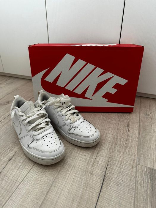Vând adidași Nike