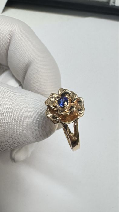 Кольцо цветок с сапфиром натуральным.