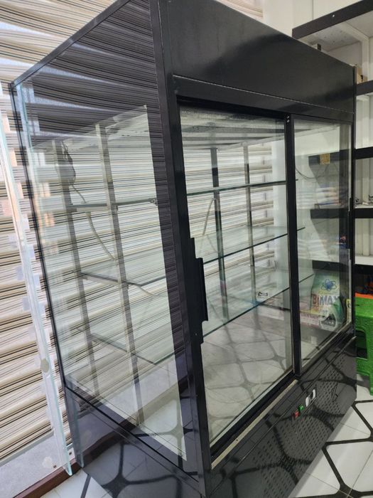 Oziq ovqat dukoni uchun polka va muzlatgichlar sotiladi