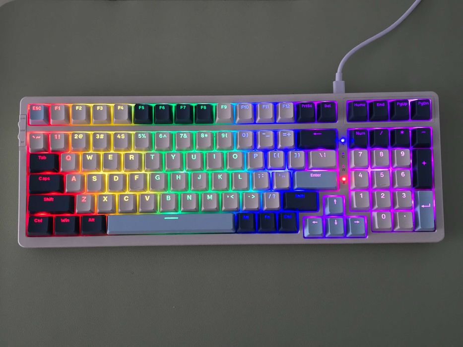 Tastatură mecanică FREEWOLF K8 – Wireless + RGB – Hot Swap