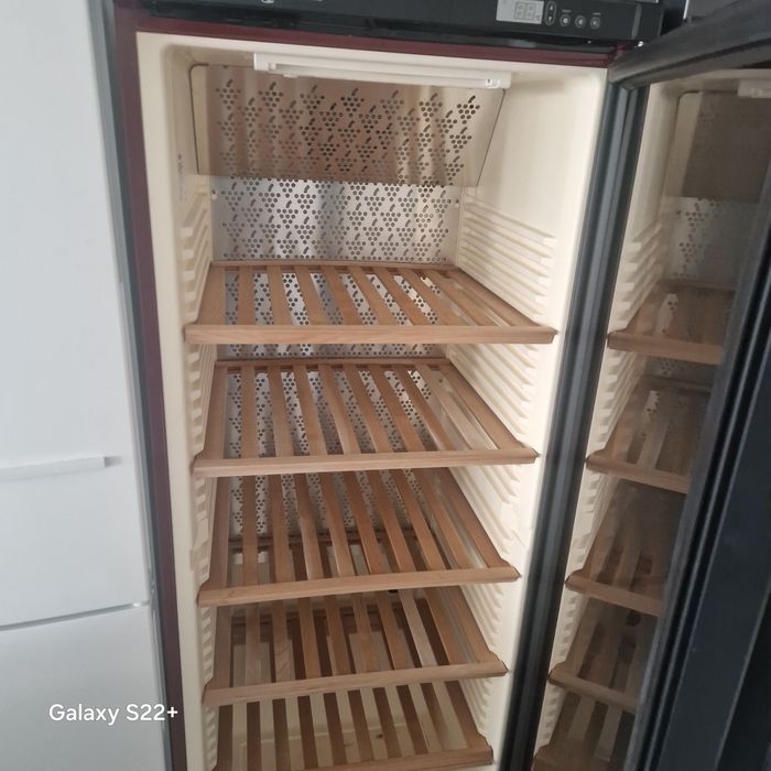 Витрина за вино LIEBHERR