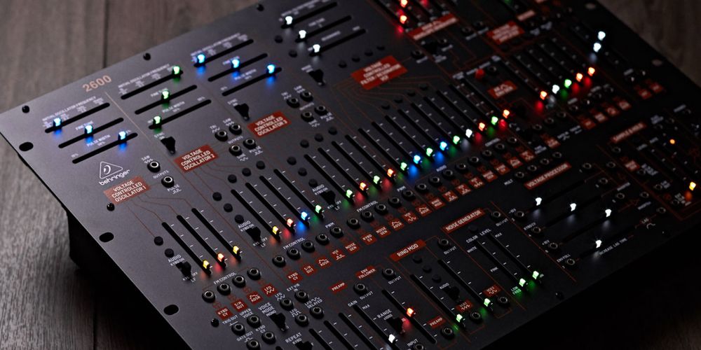 Behringer 2600 полумодульный синтезатор.