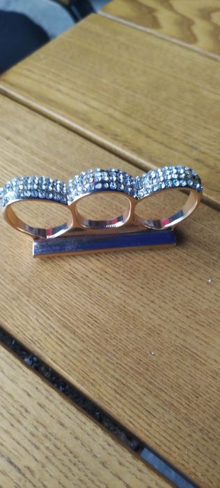 Vând rozetă de aur