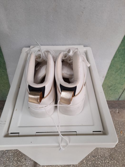 Красиви НОВИ бели маратонки марка VENICE