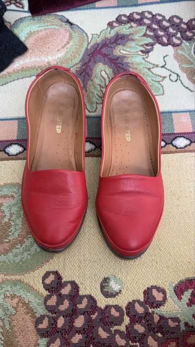 Аяқ киімдер сатылады