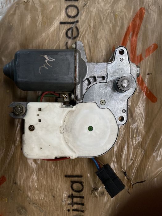 Моторчик люка на пассат б3/passat b3