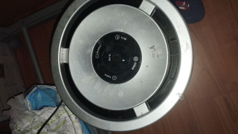 Umidificator -umidifica aerul uscat şi se reglează automat
Umidifică î