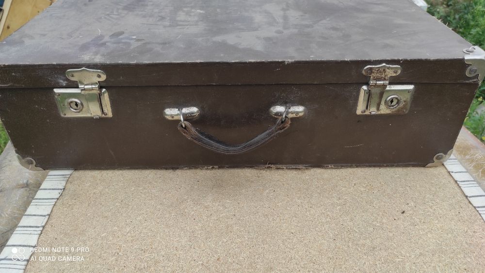 Два  чемодана и два кошелька.